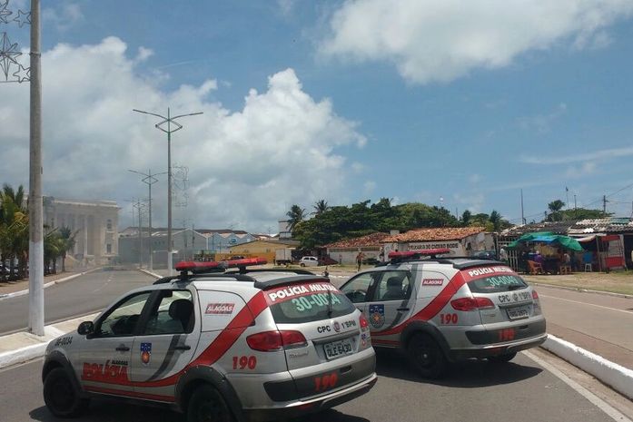 Pescadores fecham avenida no Jaraguá e cobram pagamento de seguro
