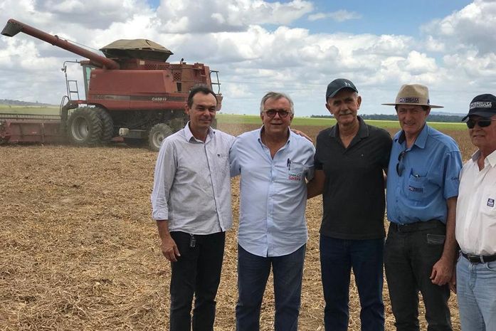 Prefeito acompanha primeira colheita de sementes realizada pelo Grupo Santana em Anadia
