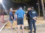 Homem em surto é detido na orla após quebrar objetos de casa e agredir familiares em Maceió