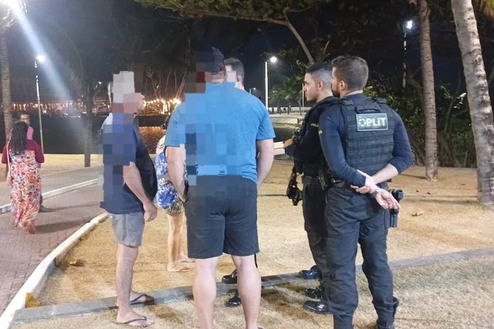 Homem em surto é detido na orla após quebrar objetos de casa e agredir familiares em Maceió