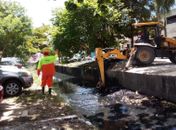 Prefeitura realiza limpeza de canais em córregos da parte alta e baixa da capital