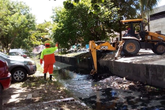 Prefeitura realiza limpeza de canais em córregos da parte alta e baixa da capital