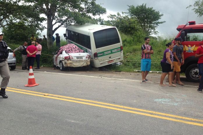 Colisão entre carro de passeio e micro-ônibus deixa dois mortos na AL-210