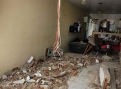 Jovem fica ferido após perder controle do carro e atingir residência em Marechal Deodoro