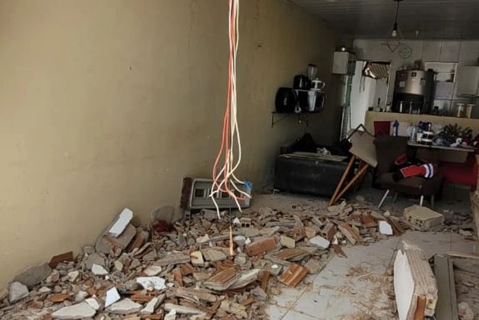 Jovem fica ferido após perder controle do carro e atingir residência em Marechal Deodoro