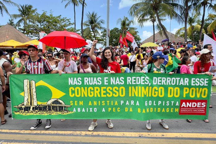 Teca Nelma participa de ato em Maceió contra PEC da Blindagem e anistia a golpistas