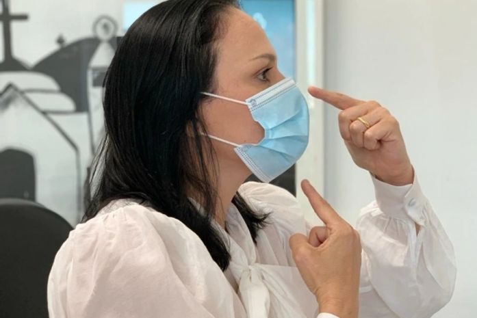 Sarah Dominique Dellabianca Holanda orienta que a máscara deve ser usada ao ter contato com a pessoa infectada e colocada de forma correta