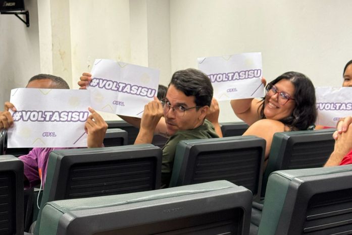 Em evento no Ifal, estudantes protestam exibindo cartazes de #VoltaSisu