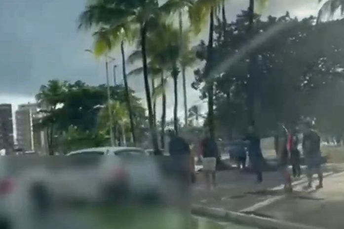 Acidente com carro de luxo deixa atleta ferido e causa lentidão na orla de Pajuçara