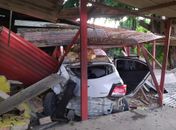 Carro invade bar e destrói estrutura, após ocupantes deixarem casa de show na Serraria 