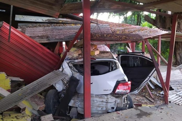 Carro invade bar e destrói estrutura, após ocupantes deixarem casa de show na Serraria 