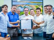 Luciano autoriza pavimentação de mais 49 ruas e entrega cinco tratores para agricultura 
