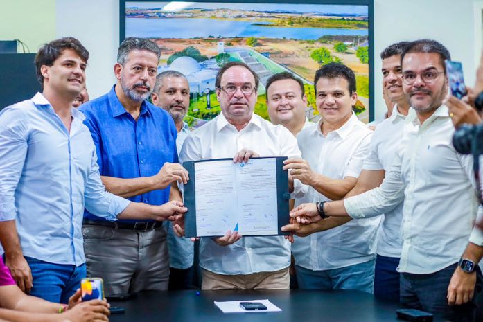 Luciano autoriza pavimentação de mais 49 ruas e entrega cinco tratores para agricultura 