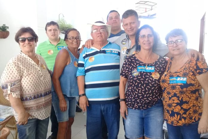 Marcos Madeira entre Raimundo e Verônica Melo, além de família e lideranças