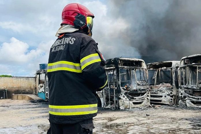 Incêndio de grandes proporções atinge garagem de ônibus em Arapiraca