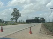 Carreta quebra e interdita passagem de veículos entre BR-101 e BR-104