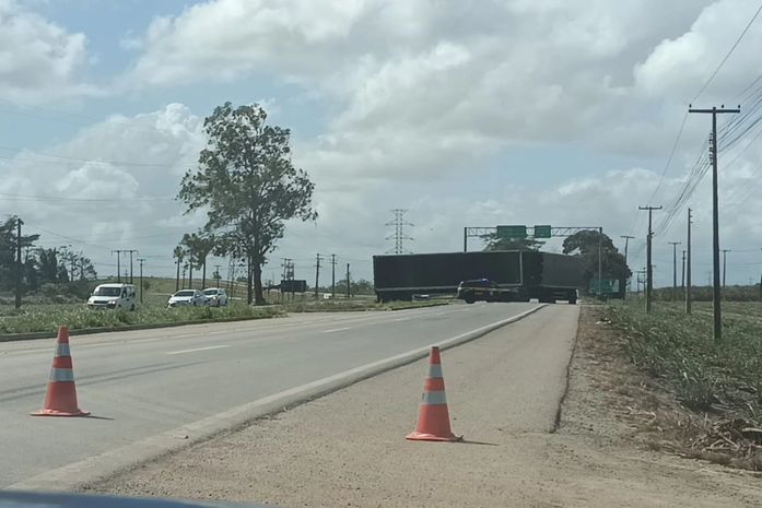 Carreta quebra e interdita passagem de veículos entre BR-101 e BR-104