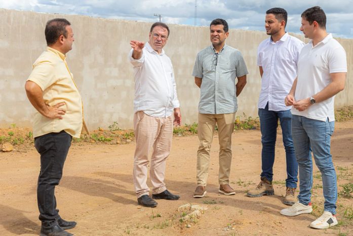 Prefeito Luciano acompanha obras de construção de escola de tempo integral e creche em Bananeiras