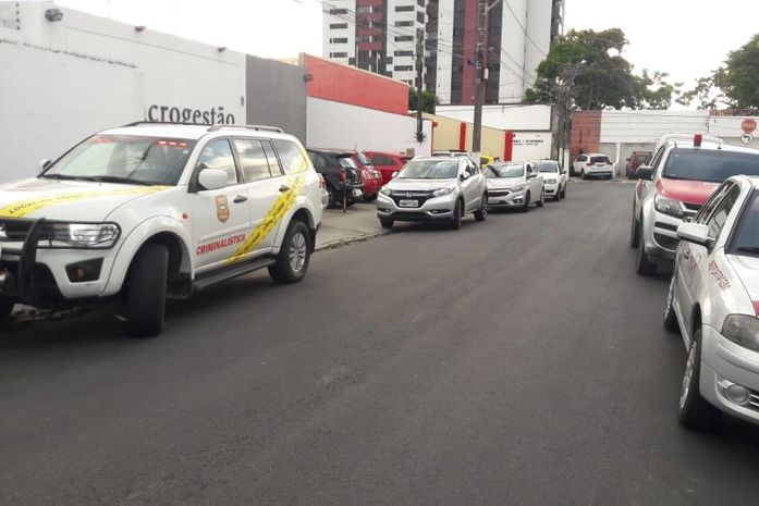 Ex-baterista da banda Cannibal e uma mulher são encontrados mortos dentro de residência