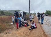 Micro-ônibus com time de futebol adolescente capota em São José da Tapera