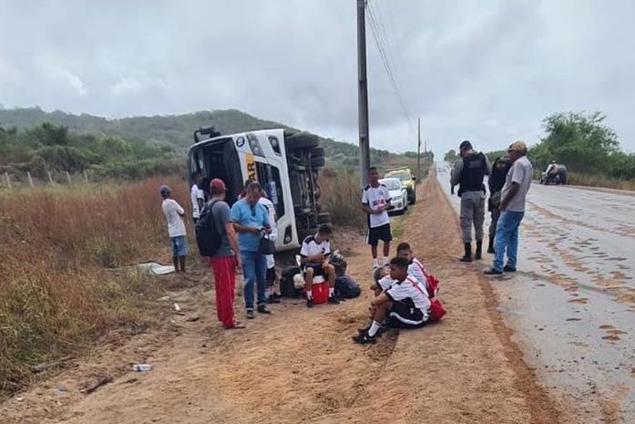 Micro-ônibus com time de futebol adolescente capota em São José da Tapera