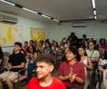 Estudantes se reúnem e compartilham expectativas para viagem à Inglaterra