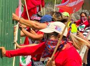 
Mulheres ocupam instalações da Vale Verde em Craíbas, nesta segunda-feira (9)