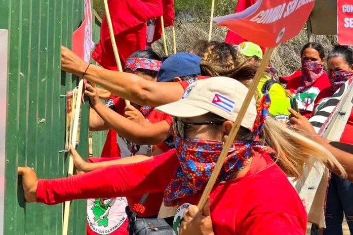 Mulheres ocupam instalações da Vale Verde em Craíbas, nesta segunda-feira (9)