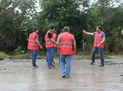 Prevenir: Equipes iniciam trabalhos com limpeza do Rio Estiva e melhoramento de ruas