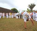 Jovens praticam capoeira