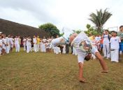 Jovens praticam capoeira