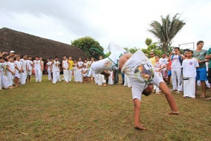 Jovens praticam capoeira