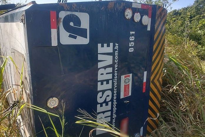 Carro-forte capotou em Jequiá da Praia
