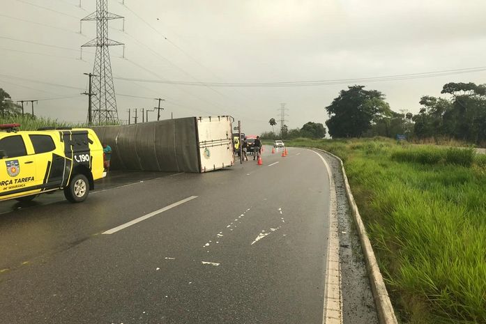 Caminhão tomba na BR 104