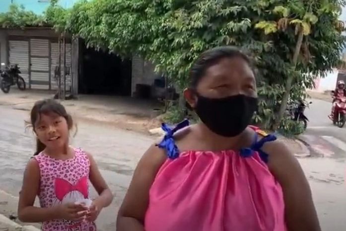 Com país em crise, venezuelanos pedem ajuda nas ruas de Arapiraca