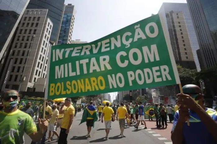 Bandidos da política exaltam ditadura