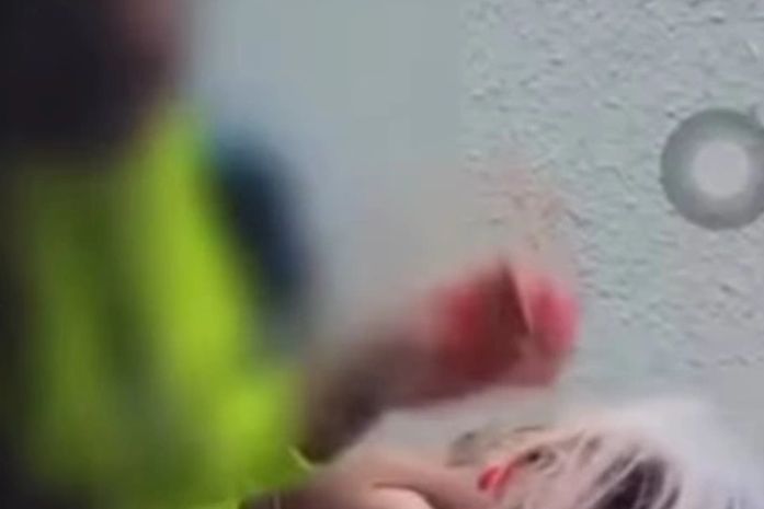 PC vai investigar mulher flagrada soprando fumaça de entorpecente na boca de cachorro