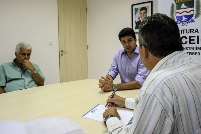 Rui Palmeira recebe representantes do Sinmed