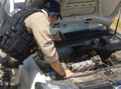 Carro roubado foi apreendido durante uma fiscalização (Foto: Divulgação)