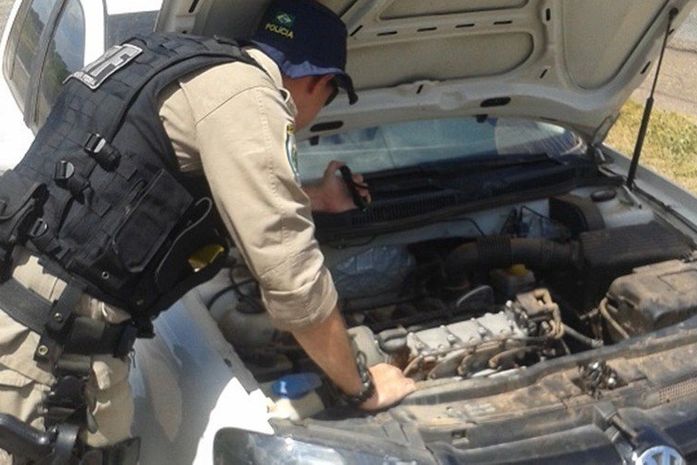 Carro roubado foi apreendido durante uma fiscalização (Foto: Divulgação)