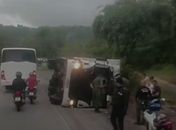 Carreta tomba e deixa trânsito lento na Ladeira do Catolé, em Maceió