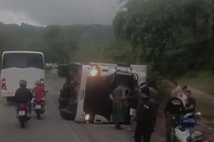 Carreta tomba e deixa trânsito lento na Ladeira do Catolé, em Maceió