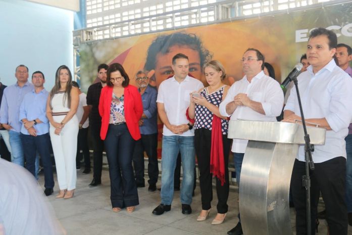 Governador entrega escola e anuncia mais investimentos para Arapiraca