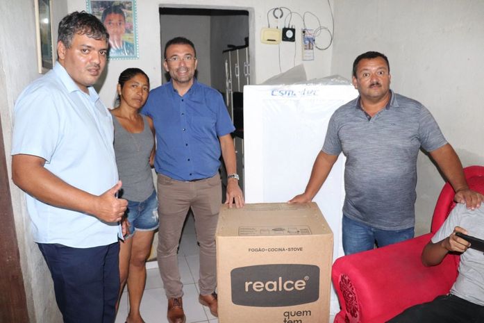 Prefeito de Major Izidoro realiza a entrega de camas, fogões, geladeiras, sofás e outros itens à população