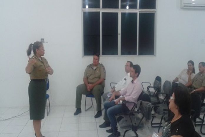 Tenente-coronel Fátima durante explanação