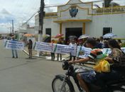 Com salários atrasados, professores fazem protestos