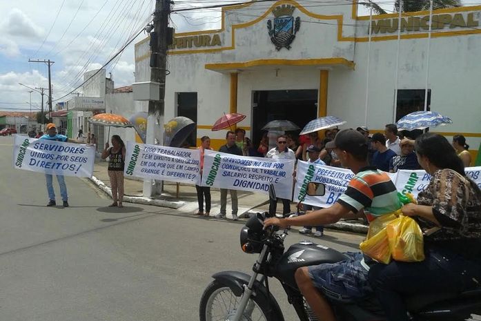 Com salários atrasados, professores fazem protestos