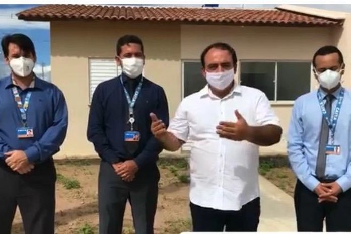 Leandro Silva postou vídeo ladeado de representantes da Caixa Econômica anunciando a entrega das moradias