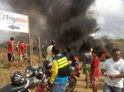 Marchantes e moradores do Brisa do Lago protestam contra a Frigovale 