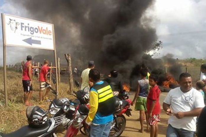 Marchantes e moradores do Brisa do Lago protestam contra a Frigovale